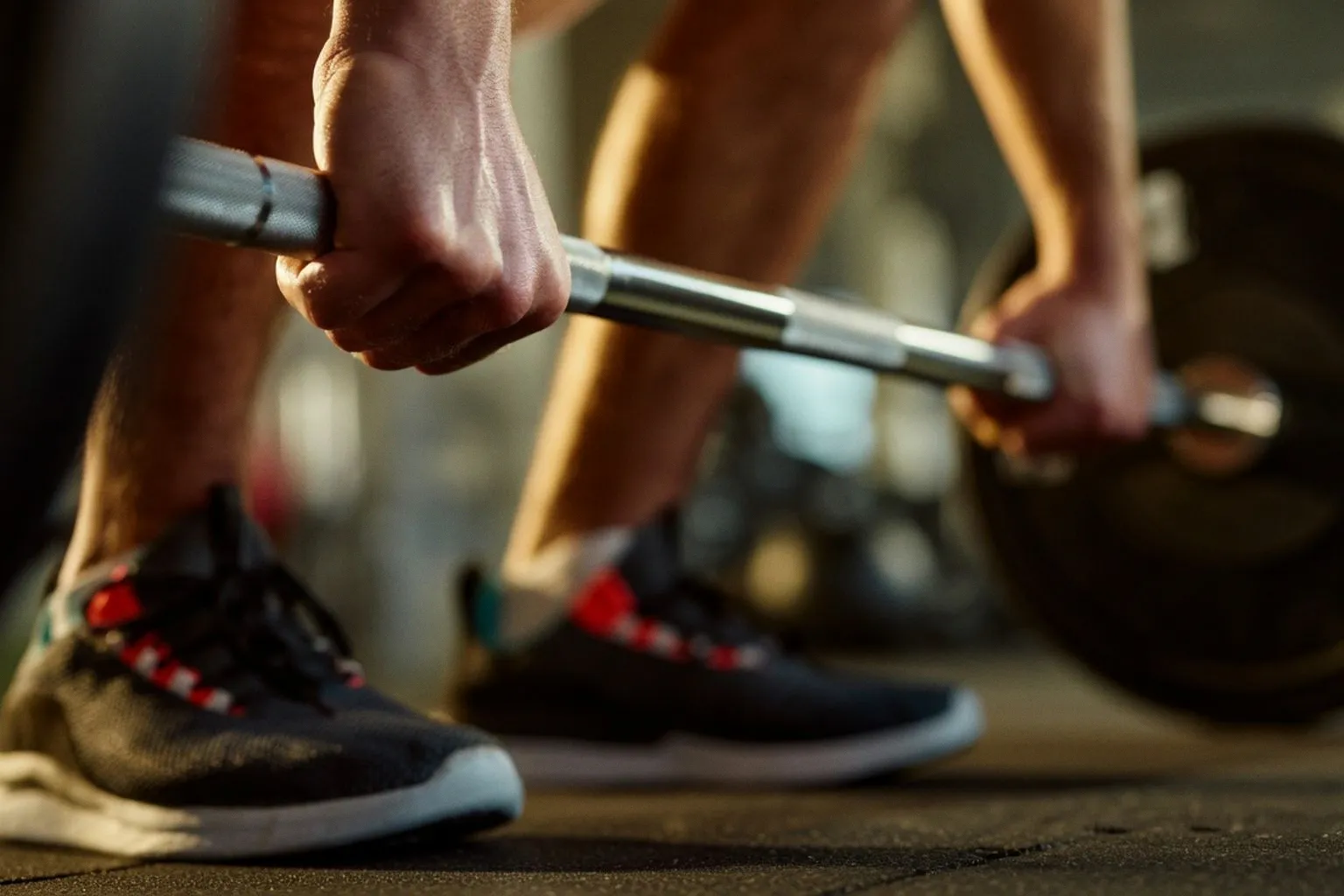 Musculation : faut-il privilégier les machines ou les poids libres pour l'hypertrophie ?